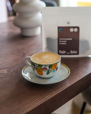 ☕ Už jste ochutnali naši Ovocnou pecku? 🍂 🫘 V šálku objevíte šťavnaté tóny peckovitého ovoce, černého čaje a jemný nádech...