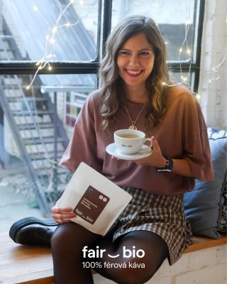 🕯️ Zapalte první adventní svíčku a nalijte si šálek férové kávy, která chutná jako Vánoce. 🎄 Naše Koňaková pecka s tóny...